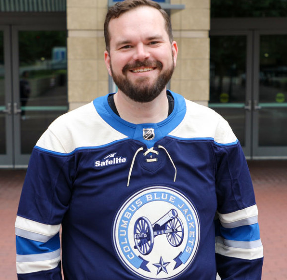 Man wearing Columbus Blue Jacket Jersey in front of the arena